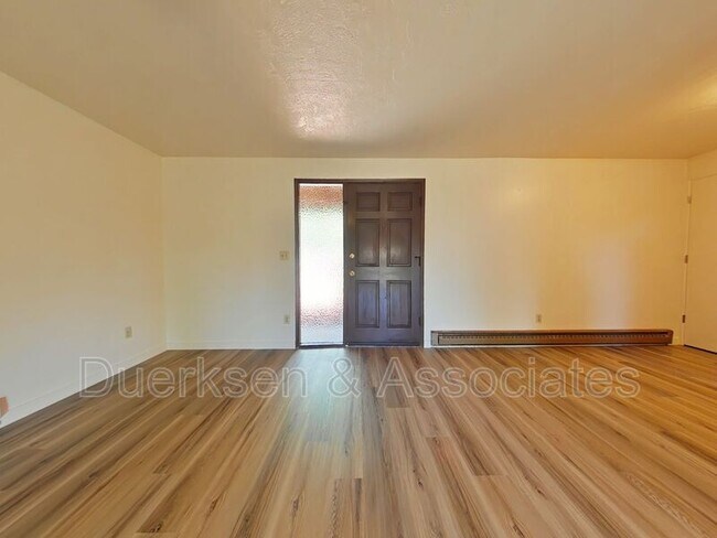 Foto del edificio - 652 NW Linden Ave