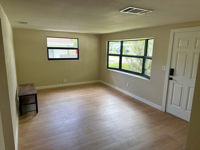 Foto del edificio - 985 Cedarwood Ave