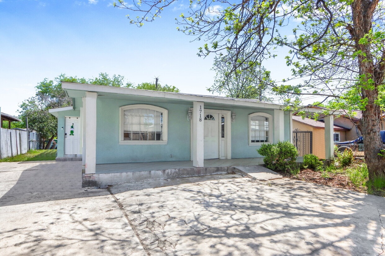 Photo - "Charming 2-Bedroom Duplex Retreat in San Antonio – Cozy Living at 1718 Commercial Ave!"