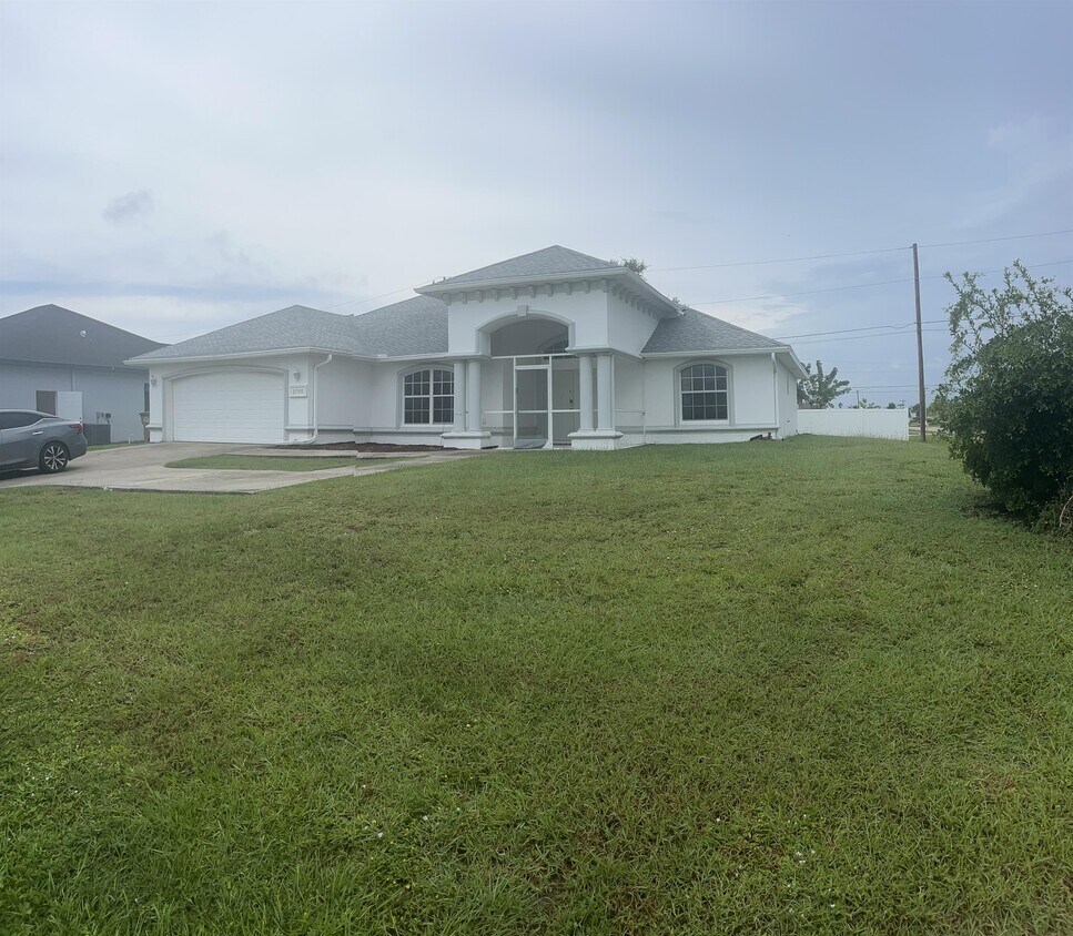 Primary Photo - 2725 Chiquita Blvd S