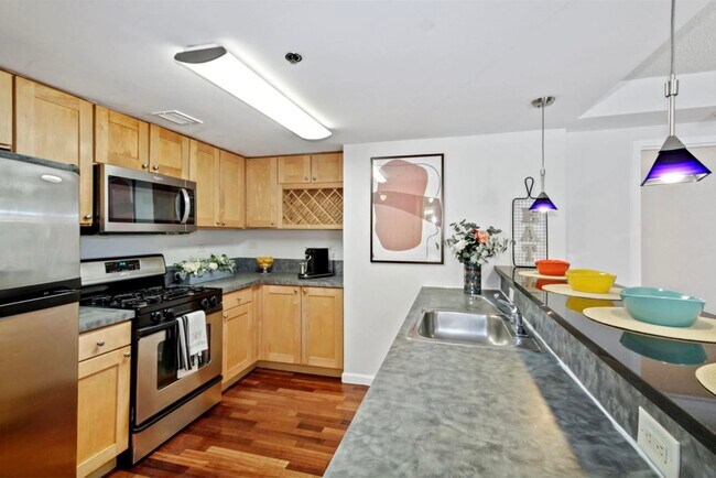 Building Photo - 700 1st St