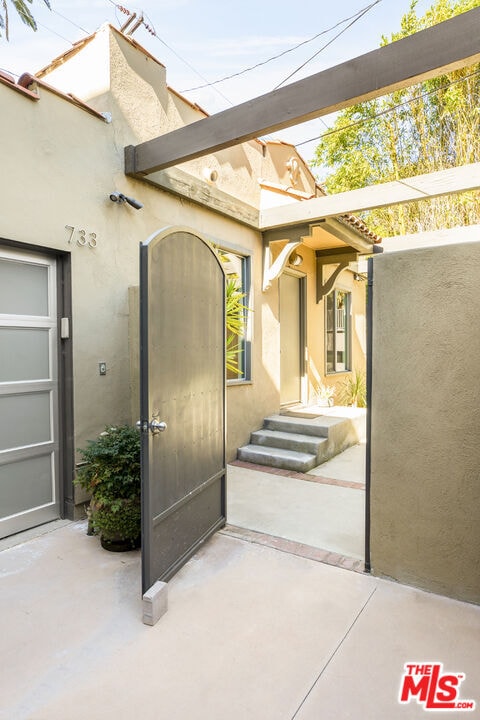 Building Photo - 733 Westmount Dr