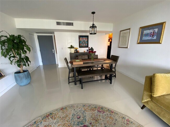 Foto del edificio - 780 NE 69th St