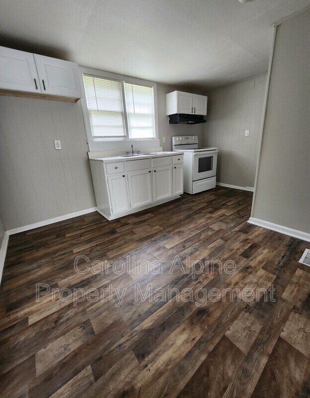 Foto del edificio - 1102 Baker Blvd