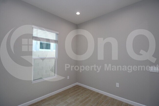 Building Photo - 5119 E Shady Glen Ave