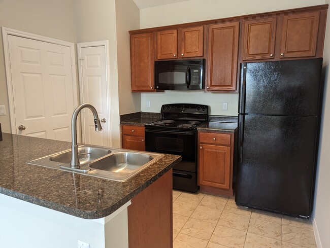 Kitchen - Woodland Hills Luxury Apartments