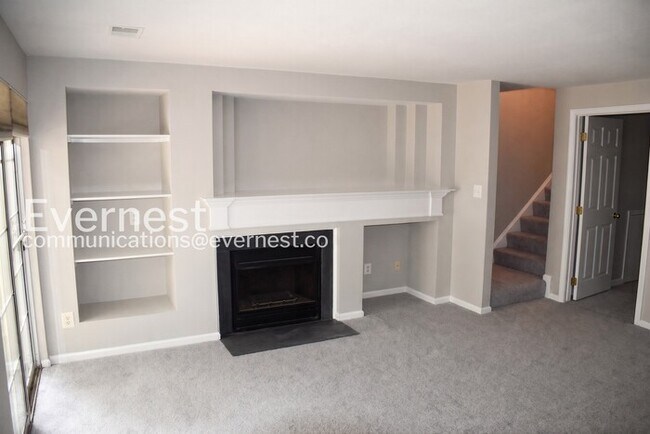 Building Photo - 3 Bed, 2.5 Bath Townhome with Modern Amenities / Available Soon!
