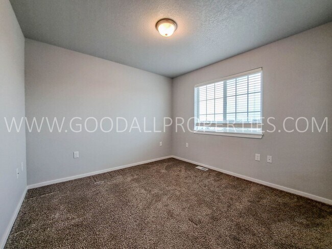 Building Photo - Stunning 3-Bedroom end unit Townhome in Wa...