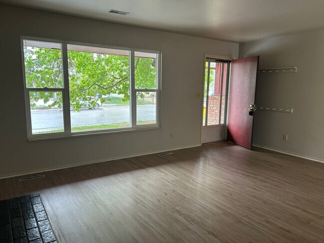 Foto del edificio - Charming 2-Bedroom Home with Fenced Yard – Available Now in Fort Collins