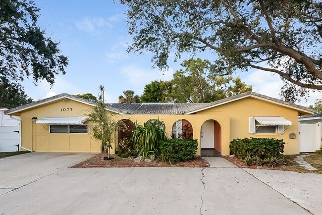 Front - 1077 40th Ave NE