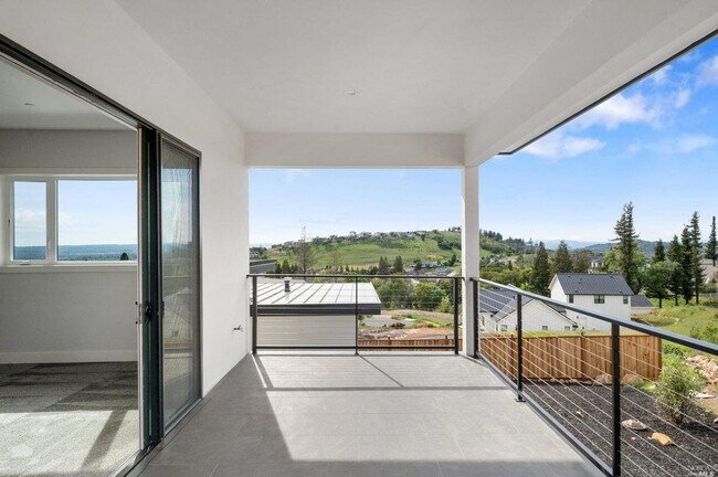 Building Photo - 4 Bedroom Home in Fountaingrove