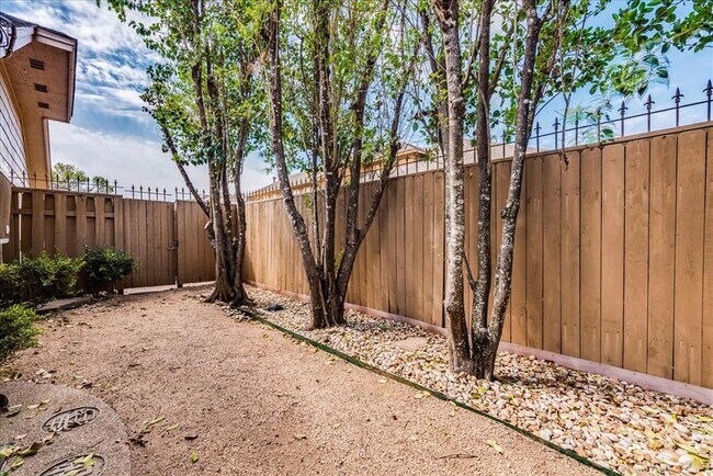 Building Photo - 10916 Crown Colony Dr