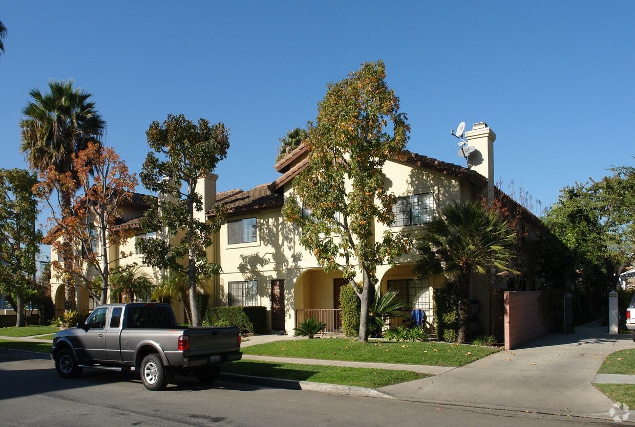 35513569 Green Ave, Los Alamitos, CA 90720 Apartments in Los