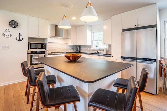 Foto del edificio - BEACH HOME NOW AVAILABLE FOR OFF-SEASON MONTHLY RENTAL