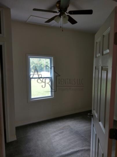 Building Photo - 2005 S Locust St