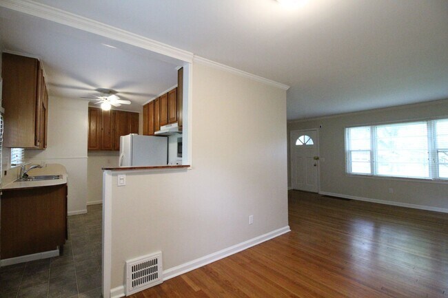 Building Photo - 2 Bedroom 1 Bath Home in Roeland Park