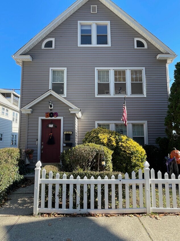 2nd Fl. 2Bedroom +Den - 621 Undercliff Ave