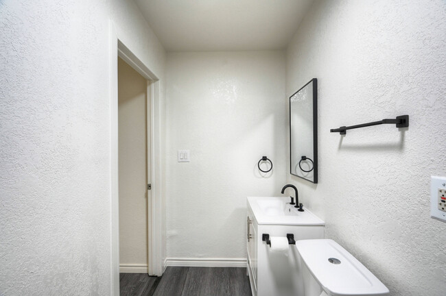 Bathroom - 9574 Darkwood St