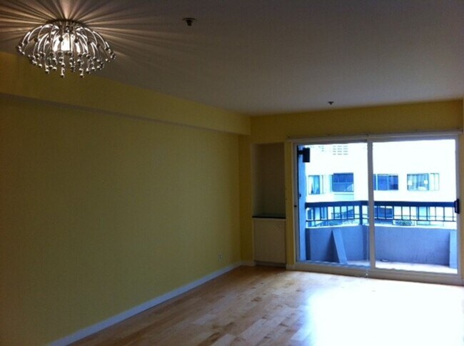 Foto del edificio - Nicely upgraded 2BR 2BA Condo located in the East Tower at the Opera Plaza!