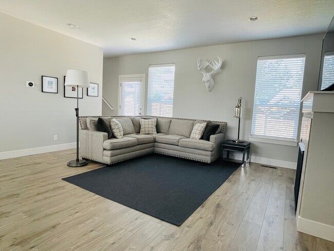 Building Photo - 5675 Boundary Dr S