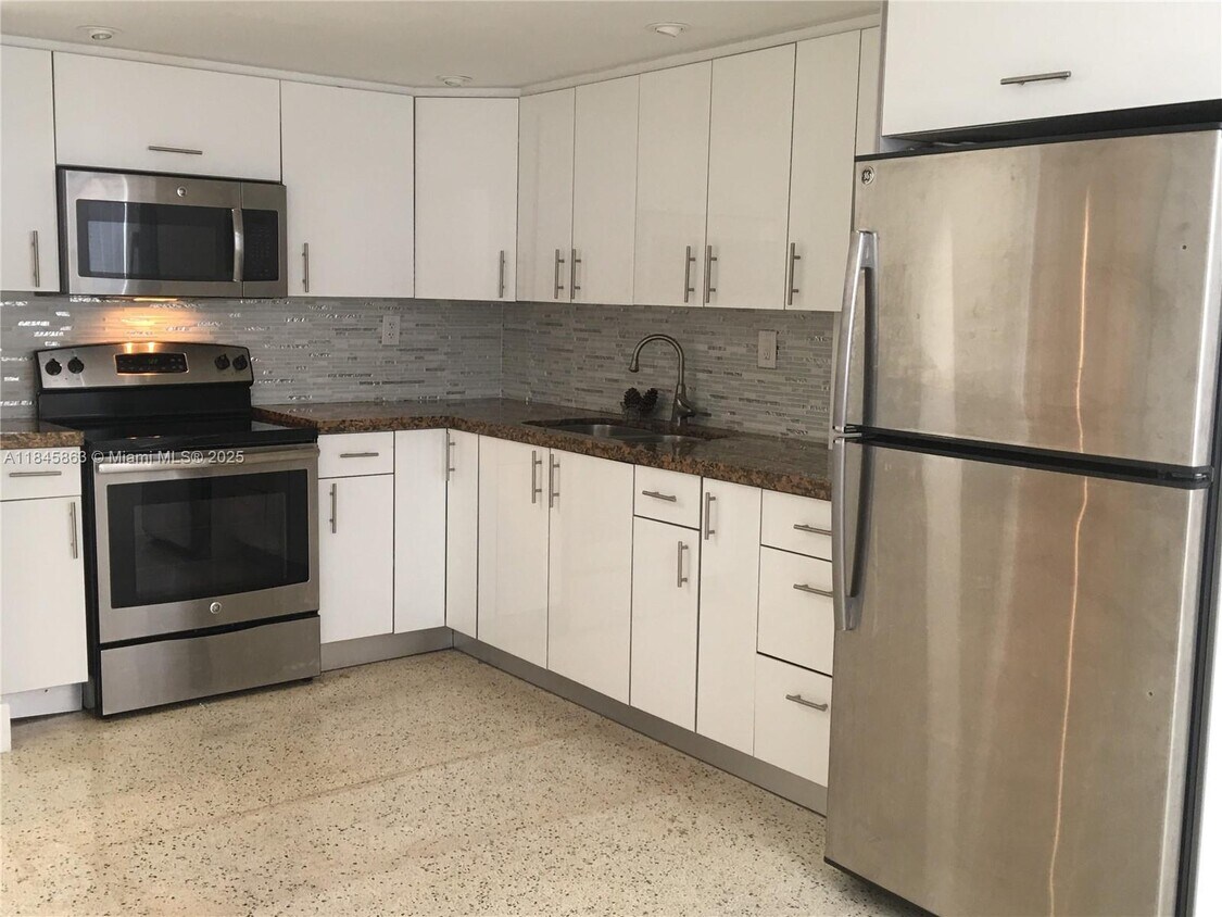Foto principal - 652 NW 3rd St