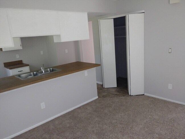 Foto del edificio - At Last This Is What You've Been Searching For, Updated 2 bdrm 1 bath Condo