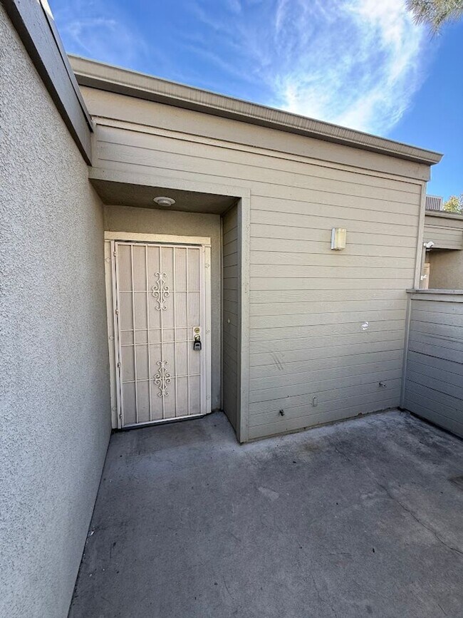 Foto del edificio - Beautiful 3 Bedroom 2 1/2 Bathroom Granada Hills Townhouse! Must See! Ready For Move-In!