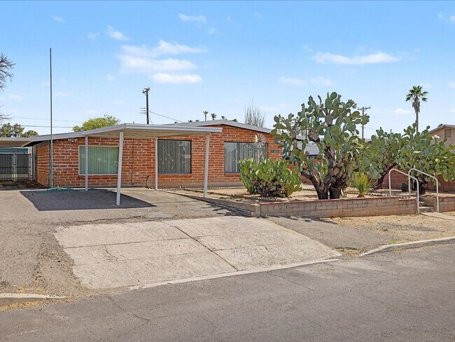Foto del edificio - Charming 3-Bedroom Home with Spacious Yard & Versatile Storage!