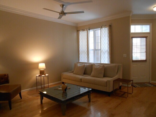 Foto del edificio - Beautifully Updated Townhome in Prime Carrboro Location – Walk to Downtown & Weaver Street Market