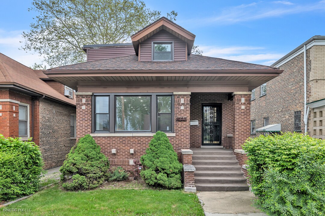 Foto principal - 8127 S Jeffery Blvd
