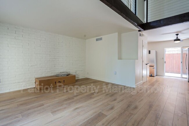 Foto del edificio - 6925 E 4th St