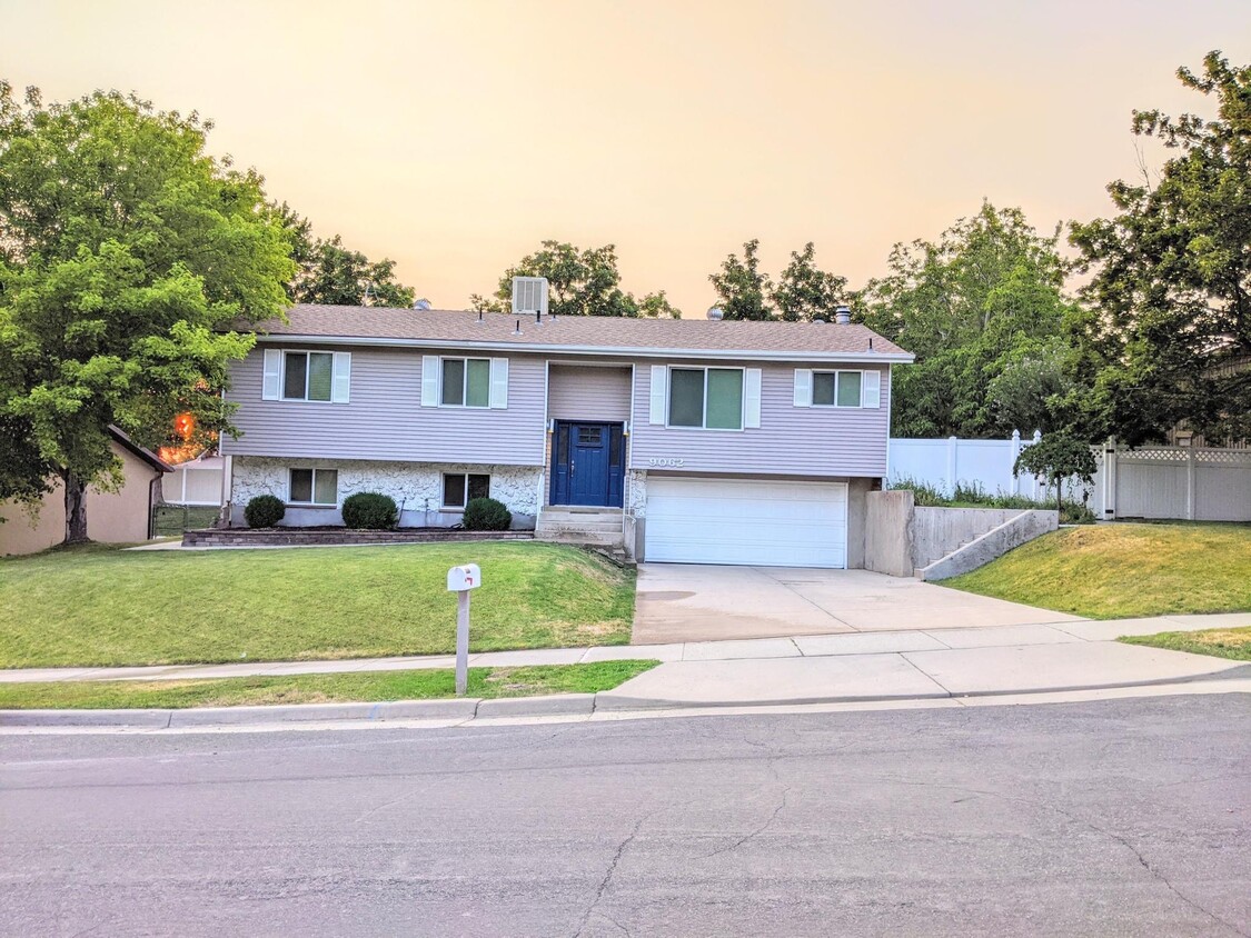Primary Photo - 9062 S Daybreak Dr