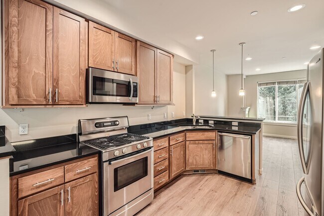Foto del edificio - Charming three-level Townhome available for immediate move in.