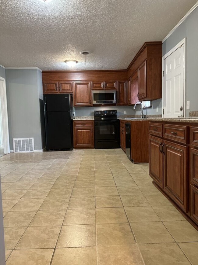 Foto del edificio - Great 3 Bedroom 2 Bathroom Available Now