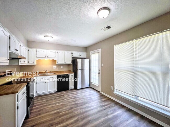 Foto del edificio - 7421 Cliffwood Dr