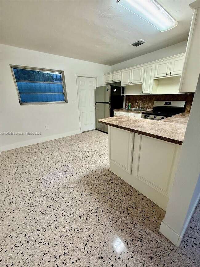 Foto del edificio - 1143 NW 32nd Ave