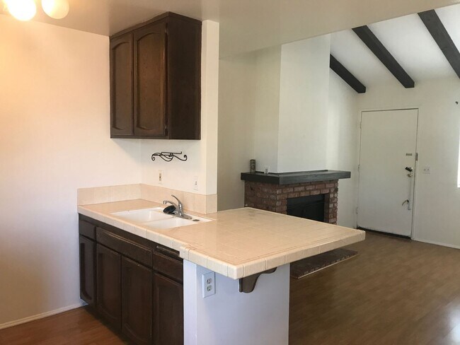 Foto del edificio - Stunning West Hills 1+1 Upper Unit