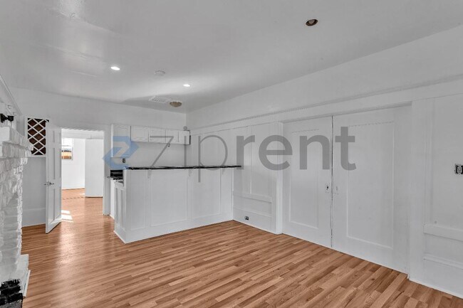 Building Photo - Unit 1