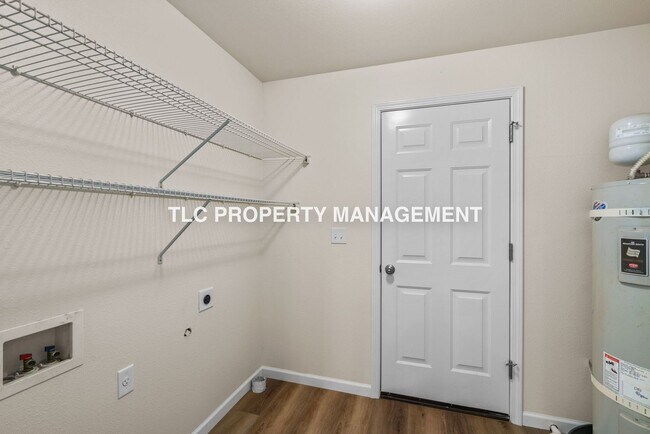 Foto del edificio - 824-830 North Douglas