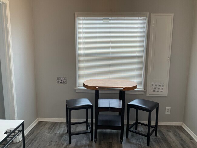 Área de comedor - 1709 S Redondo Blvd