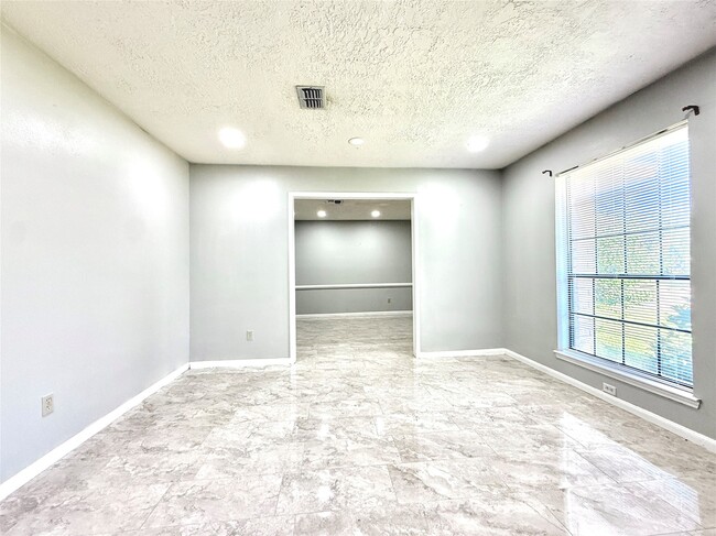 Building Photo - 9002 Sabastian Dr