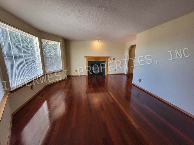 Building Photo - Spacious 3Bd Ba Ranch Style Home With A/C,...