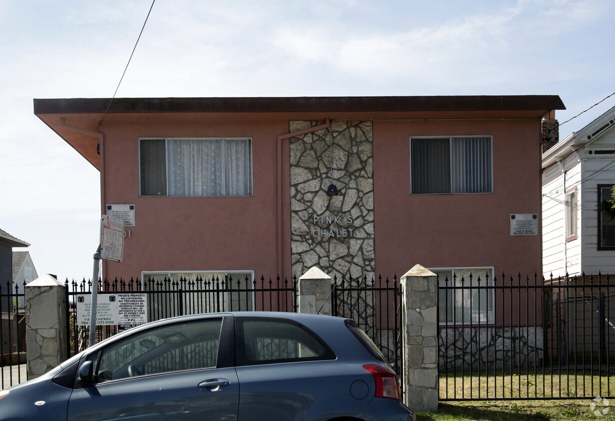 Building Photo - Pink's Chalet