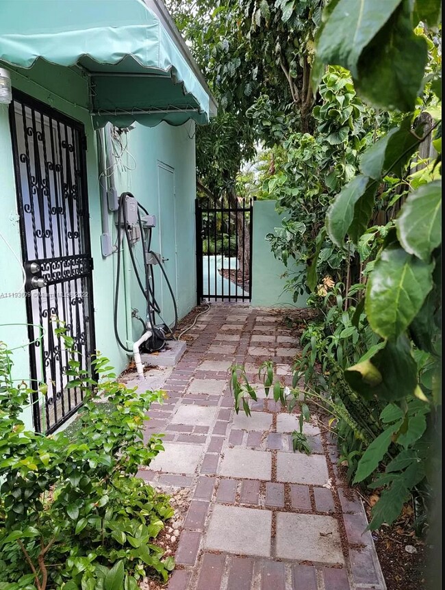 private outdoor space - 1145 NW 48th St