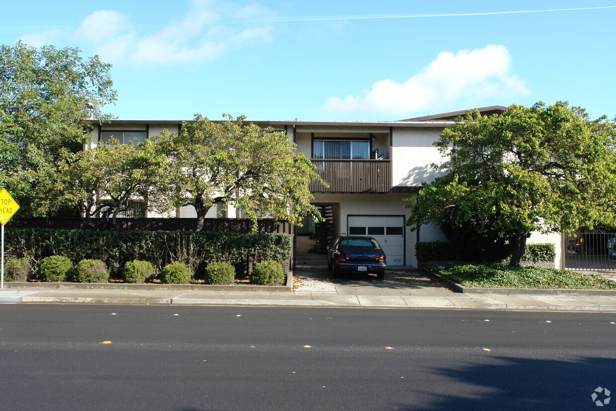 Foto del edificio - 1120 Mission Rd