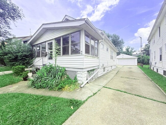 Building Photo - 4 BED 1 BATH BEAUTIFUL SINGLE FAMILY HOME ...