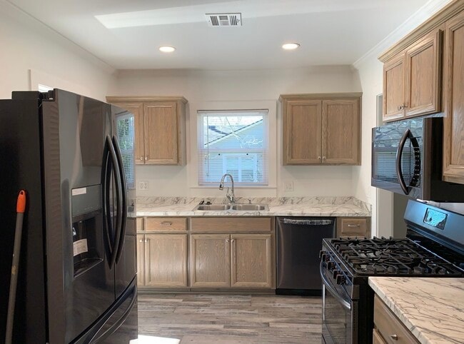 Building Photo - 613 W 22nd St