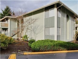 Building Photo - Beautiful remodeled ground floor 2 bedroom 1.5 bath