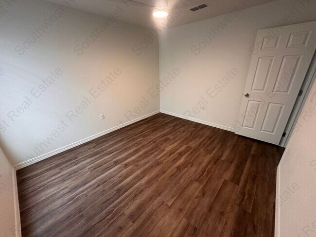 Building Photo - Spacious 2 bedroom 2 bath Duplex.