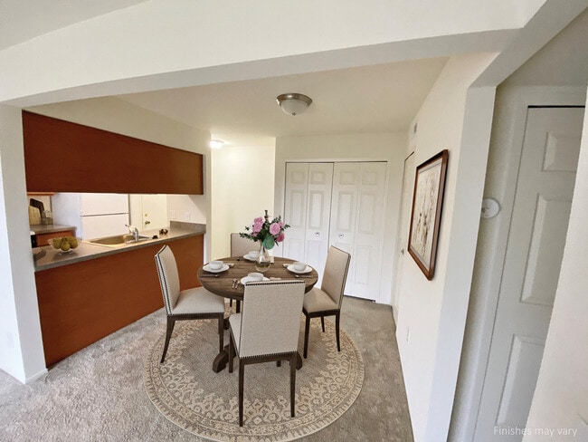 Iris View - Comedor - Brook Pines